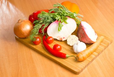 Doğranmış tahtada taze sebzeler