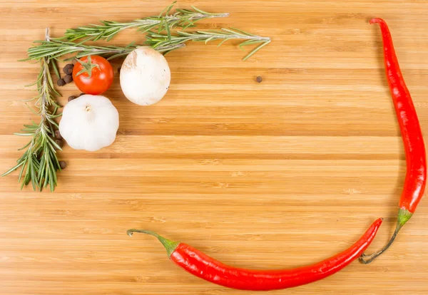 sıcak kırmızı biber, sarımsak ve biberiye