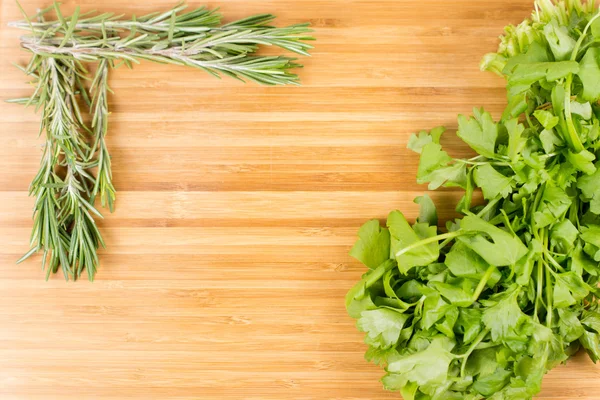 taze biberiye ve düz yaprak maydanoz