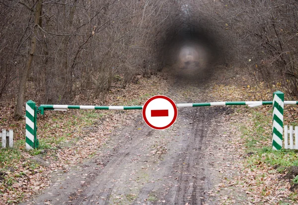 Fahrzeug fährt eine Zufahrtsstraße hinunter — Stockfoto