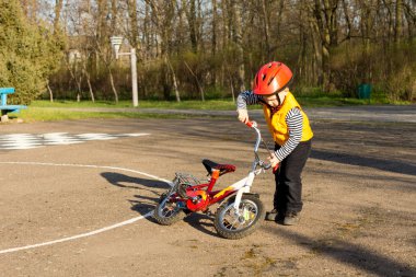 küçük bir çocuk bisikleti toplama