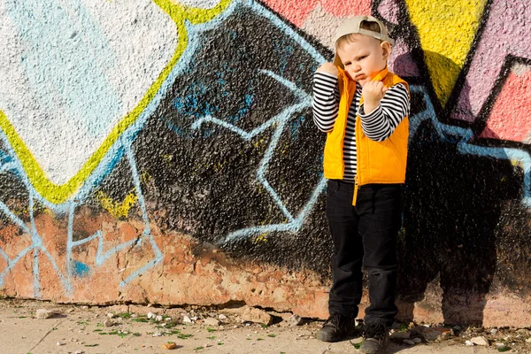 Böse wütendes kleines Mädchen draußen zeigt Fäuste — Stockfoto