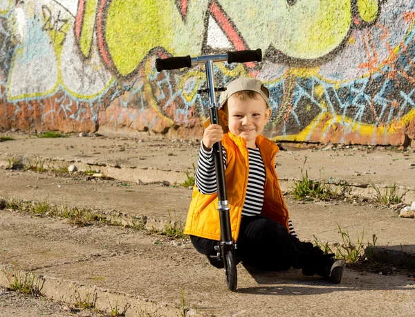 Menino feliz posando com sua scooter — Fotografia de Stock