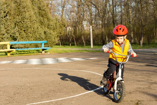 Menino se preparando para andar de bicicleta — Fotografia de Stock