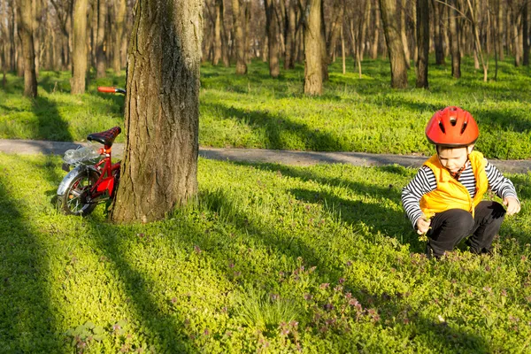 Liten pojke att utforska parken — Stockfoto