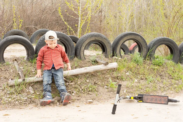 Kleine jongen alleen spelen in het park — Stockfoto