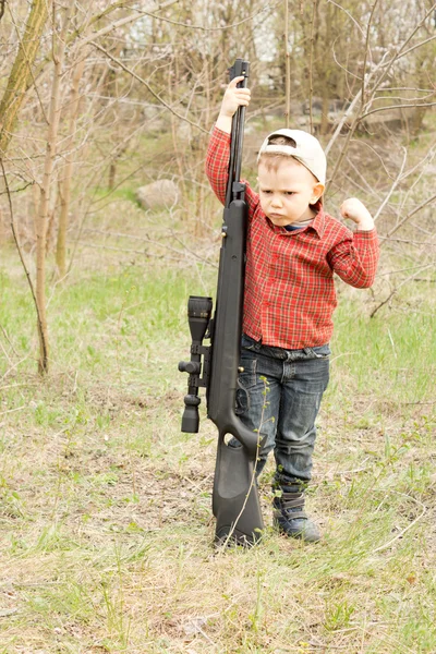 Small boy holding a large rifle — Stock Photo, Image
