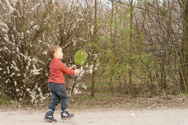 Pequeño niño cogiendo un frisbee — Foto de Stock