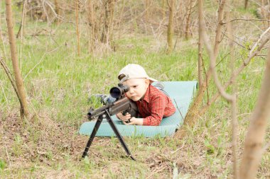 Sevimli küçük çocuk.