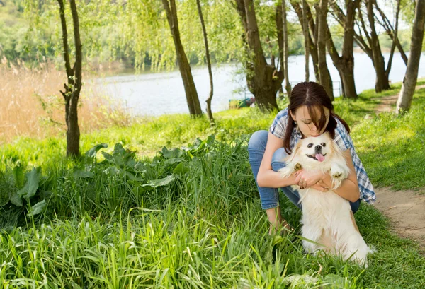 Kærlig kvinde krammer sin lille hund - Stock-foto