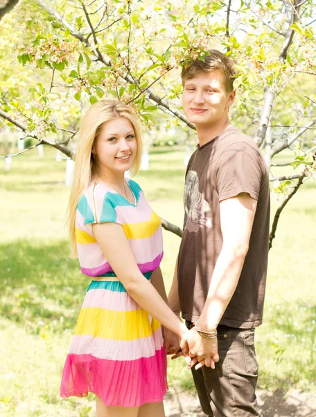 Pareja joven cogida de la mano y sonriendo —  Fotos de Stock