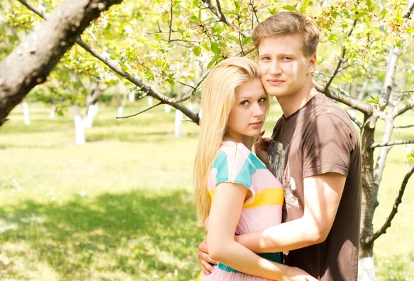 Romantique jeune couple dans le parc — Photo