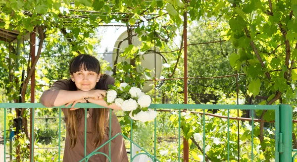 Frau in einem schönen grünen Garten — Stockfoto