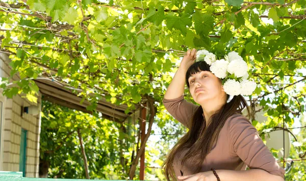 Donna in posa con un mazzo di fiori — Foto Stock