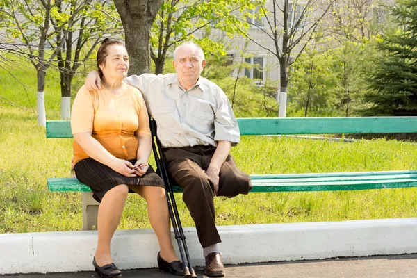 Bir parkta bankta yaşlı çift — Stok fotoğraf