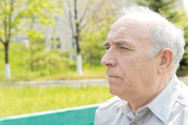 Allvarlig tankeväckande äldre man — Stockfoto