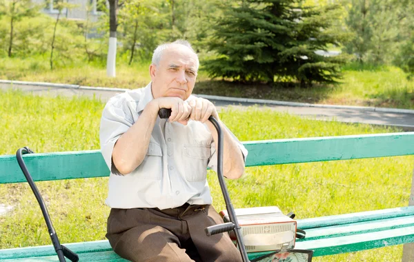 Старший мужчина на улице — стоковое фото