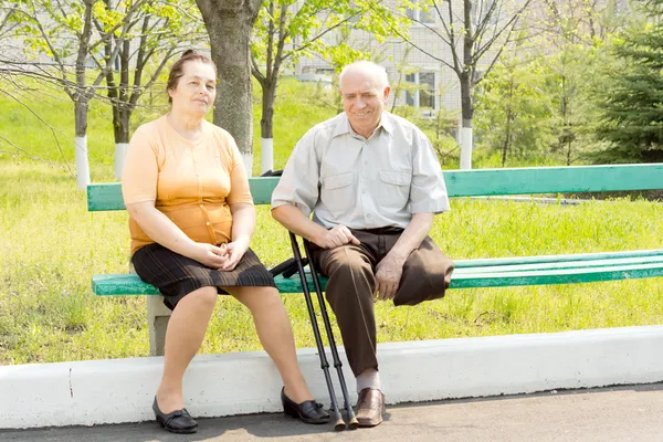 Man and woman in the park — Stock Photo, Image