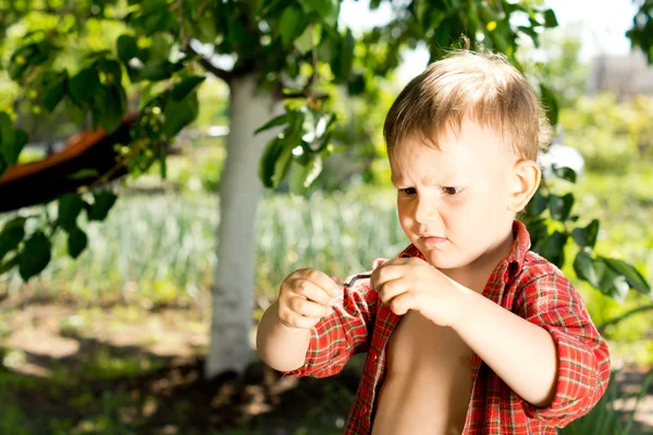 Kleine jongen met een verbaasde expressie — Stockfoto