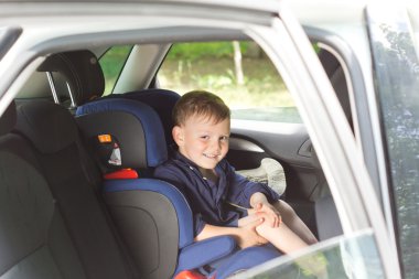 mutlu küçük çocuk çocuk koltuğunda