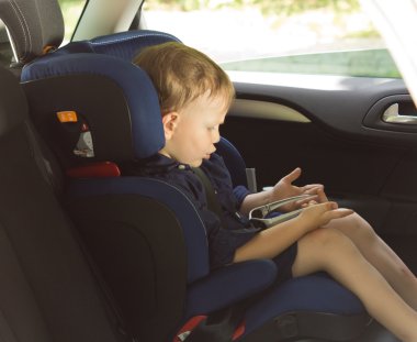 küçük çocuk kendini bir arabanın içinde eğlenceli