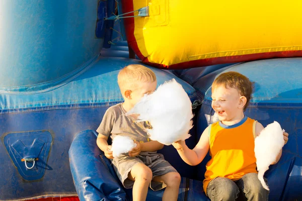 Meninos felizes compartilhando uma grande bola de algodão-doce — Fotografia de Stock