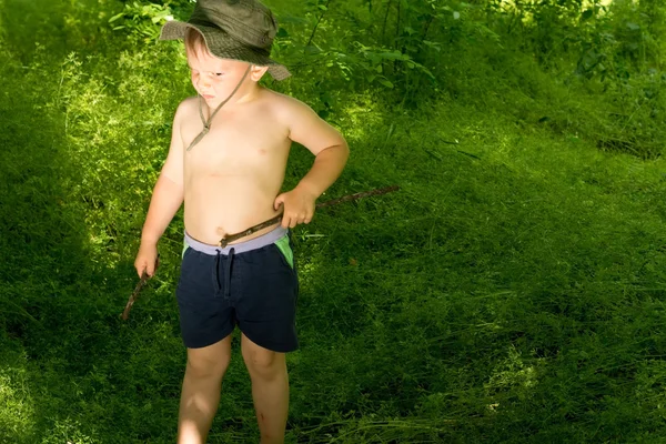 자연 산책 막대기를 들고 어린 소년 — 스톡 사진