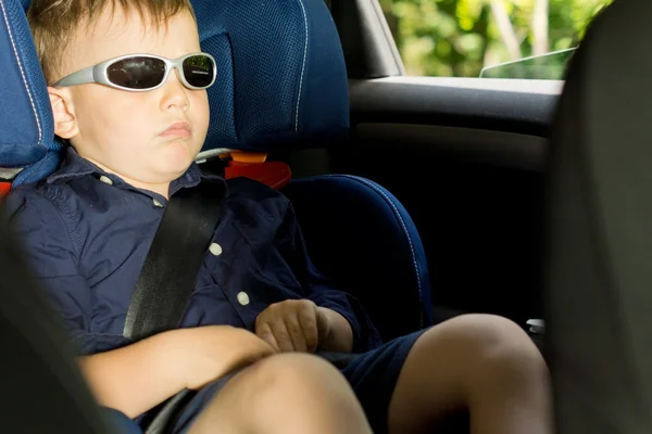 Młody chłopak w fotelik samochodowy — Zdjęcie stockowe