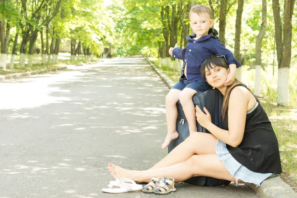 幸せな若い母親と息子の休暇に — ストック写真