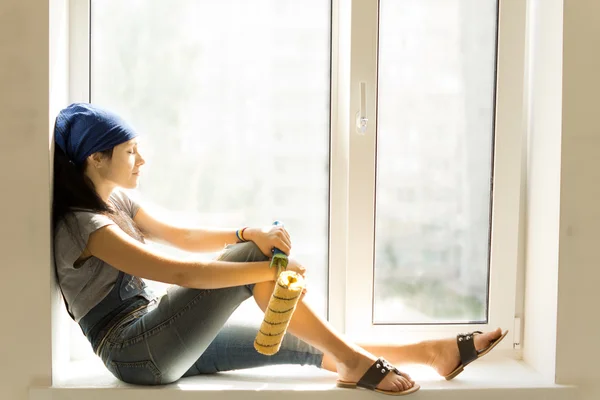 DIY woman taking a rest from decorating — Stock Photo, Image