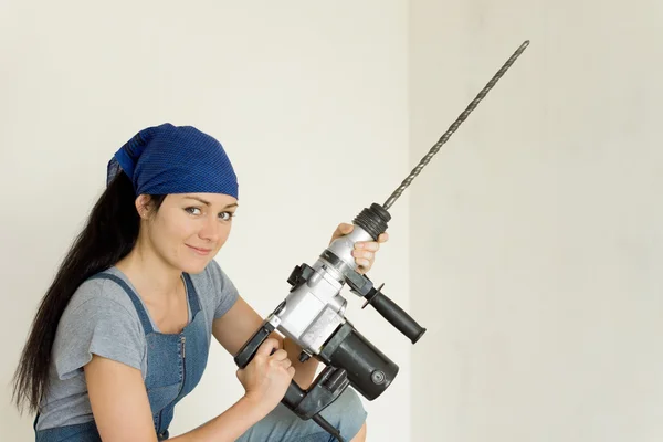 Joven mujer DIY sosteniendo un taladro eléctrico —  Fotos de Stock