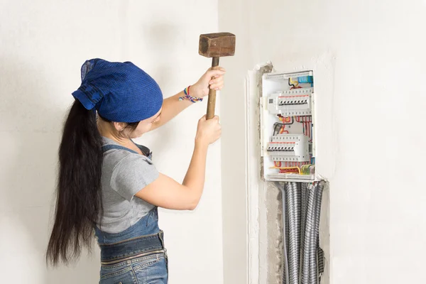 Mujer frustrada golpeando una caja eléctrica — Foto de Stock