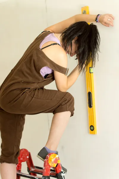 Young attractive woman using spirit level — Stock Photo, Image