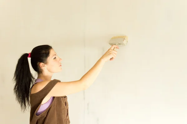 Mujer atractiva joven decoración de paredes — Foto de Stock