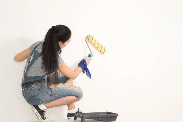 युवा महिला अपने घर को फिर से सजा रही है — स्टॉक फ़ोटो, इमेज