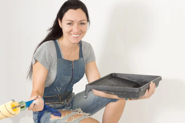 Mujer feliz sonriente con equipo de pintura — Foto de Stock