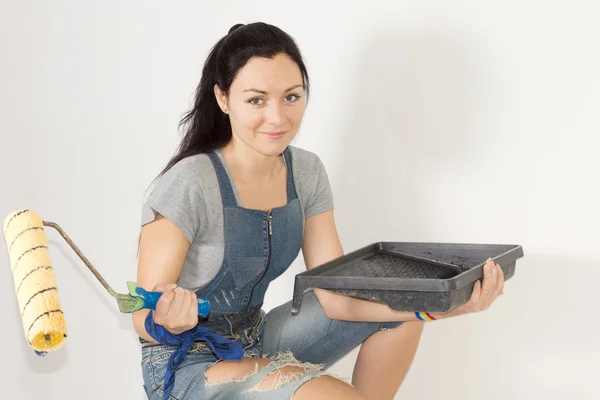 Mujer con una bandeja de pintura y rodillo —  Fotos de Stock