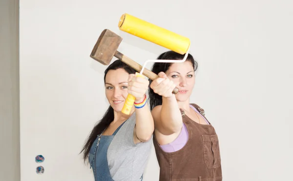 Sonrientes amigas posando con sus herramientas — Foto de Stock