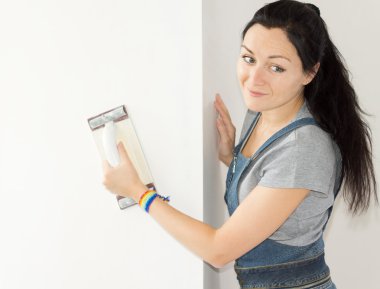 Gülümseyen kadın işçi