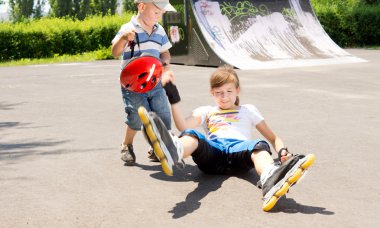 buz pateni yaparken düşen genç kız