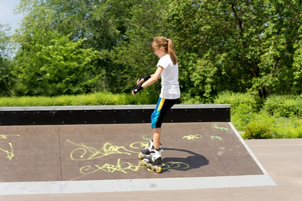 Niña patinando en el parque — Foto de Stock