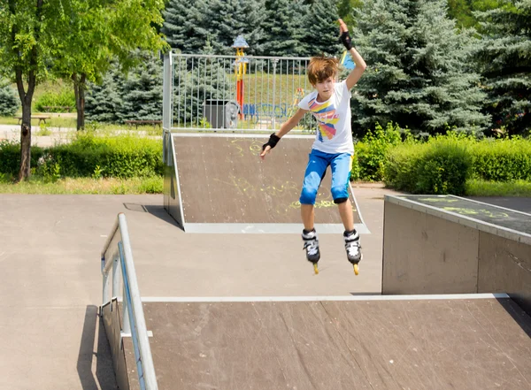 Jeune fille sautant dans les airs tout en patinant à roulettes — Photo