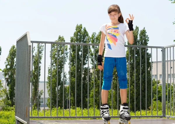 Smiling young girl giving a Perfect gesture — Stock Photo, Image