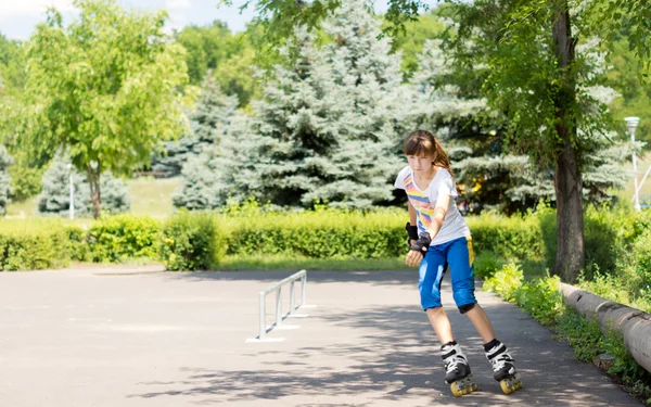 Teenage girl enjoying herself roller skating — Stock Photo, Image