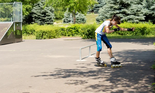 Jeune patineuse à roulettes pratiquant — Photo