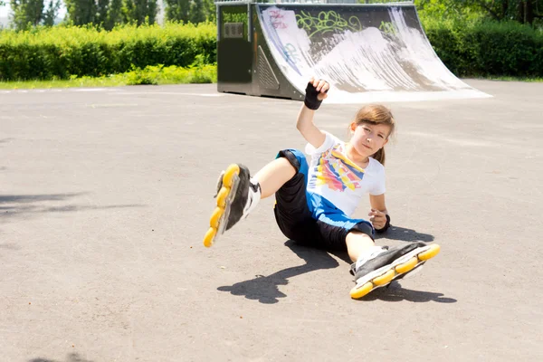 Giovane rollerblader prende un tumble — Foto Stock