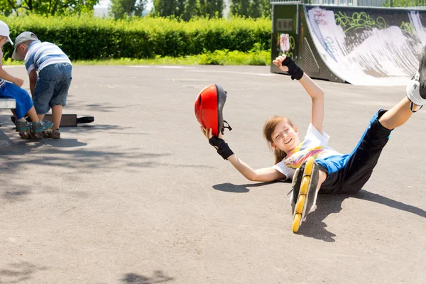 少女滚轴溜冰时跌 — 图库照片