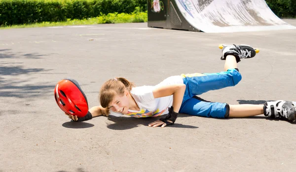 Молодая девушка падает во время катания на роликах — стоковое фото