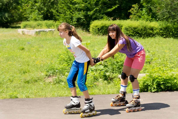 Two female friends roller skating — Stock Photo, Image