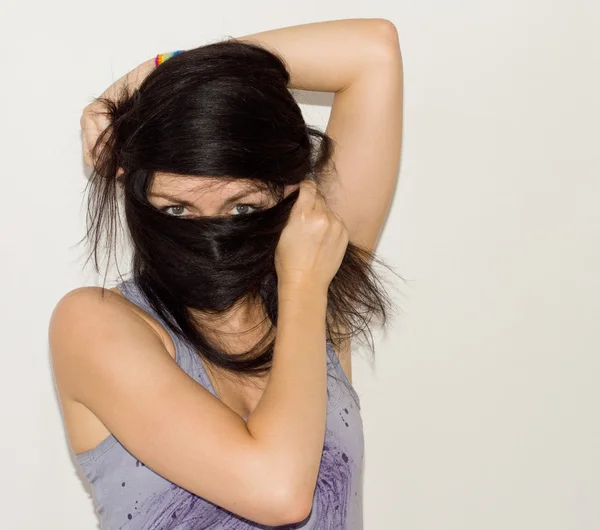 Mulher envolvendo seu cabelo comprido em torno de seu rosto — Fotografia de Stock